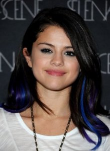 black hair with navy highlights trend